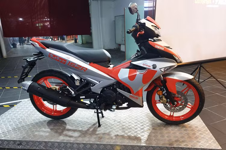 Được biết Yamaha Malaysia sẽ chỉ sản xuất tổng cộng 100 xe phiên bản đặc biệt này, giá xe Yamaha Y15ZR Ultraman đề xuất sẽ là 12.688 Ringgit, chưa bao gồm thuế phí, tương đương khoảng 70 triệu đồng.