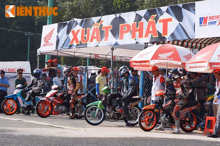 Những chiếc Honda Blade đã chuẩn bị sẵn sàng tại vạch xuất phát. Ở khúc đầu tiên này, các tay đua rất cần sự tập trung để hoàn thành cú "đề pa" để vượt lên phía trước dẫn đầu. Nếu vượt qua ngay khúc đầu tiên này, cơ hội chiến thẵng sẽ rất cao.