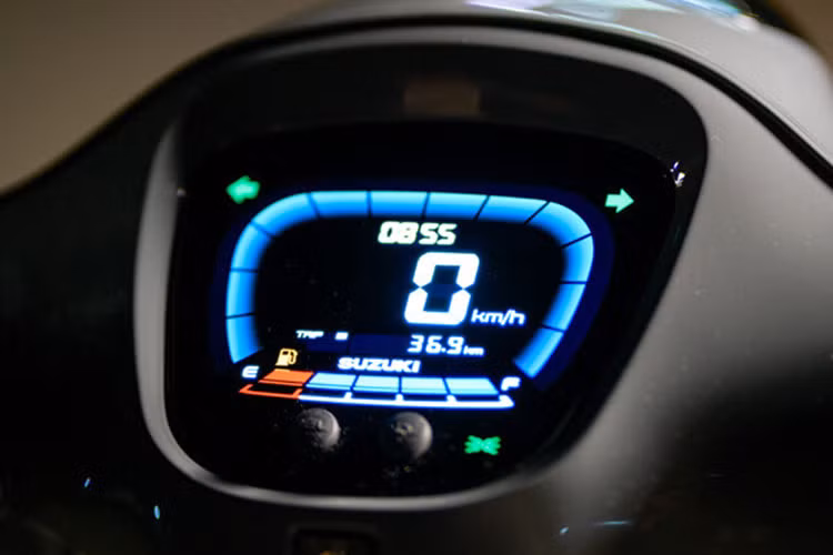 Khối động cơ 125cc được xem là phù hợp với nhu cầu sử dụng hàng ngày trong môi trường đô thị đông đúc, đặc biệt là khi cần di chuyển linh hoạt ở tốc độ thấp và trung bình. Với trọng lượng nhẹ, xe mang lại cảm giác điều khiển dễ chịu, phù hợp cả với người mới bắt đầu hoặc những ai tìm kiếm phương tiện di chuyển tiện dụng trong thành phố. 