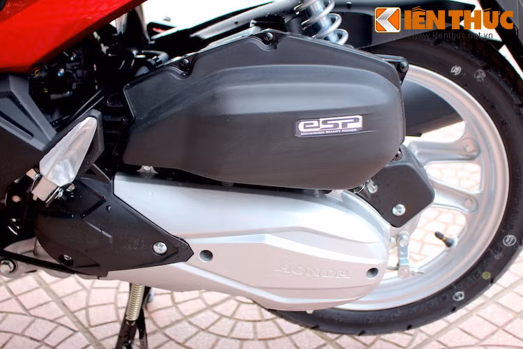 Mẫu xe ga Air Blade mới vẫn sử dựng khối động cơ eSP 125cc, 4 kỳ, xi-lanh đơn, làm mát bằng dung dịch, phun xăng điện tử PGM-FI với các công nghệ như bộ đề ACG hay hệ thống Idling Stop. Nhờ có một số cải tiến mới, động cơ này có mức tiêu thụ ít hơn 4% so với trước.