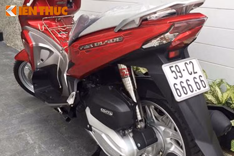 Đầu xe được thiết kế sắc nhọn, hướng về phía trước cùng cặp đèn pha kép mới sắc sảo, hiện đại với 2 dải LED định vị. Phần yếm hoàn toàn khác biệt, với các khe và đường cắt xẻ gãy gọn, ấn tượng. Nằm bên dưới yên xe là một hộp đựng đồ có dung tích lớn và đèn soi, với khả năng chứa được 1 mũ bảo hiểm cả đầu hoặc 2 mũ nửa đầu.