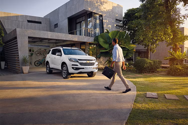 Theo đó, các phiên bản của Chevrolet Trailblazer 2018 hoàn toàn mới sẽ được bán ra với các mức giá chính thức như sau; Trailblazer phien bản 2.8L 4x4 AT LTZ: giá 1,075 tỉ đồng. Trailblazer bản 2.5L VGT 4x2 AT LT: giá 898 triệu đồng. Trailblazer bản 2.5L 4x2 MT LT: giá 859 triệu đồng (giá đã bao gồm 10% VAT).