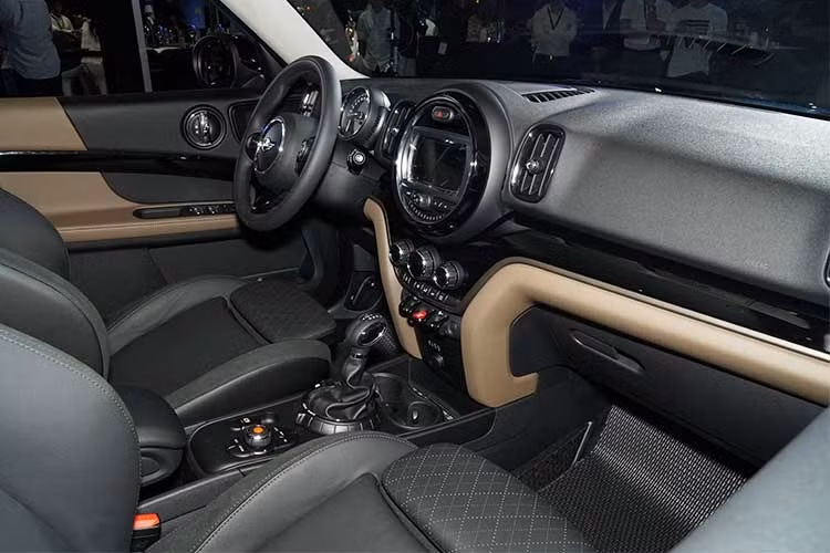 Theo MINI, Countryman là chiếc xe có trang bị tốt nhất từng được hãng bán ra khi mọi phiên bản đều có sẵn cửa sổ trời panorama, cabin bọc da chống bám bẩn Sensatec, khởi động không chìa, hệ thống thông tin giải trí MINI Connected với màn hình 6,5 inch, camera lùi kèm cảm biến đỗ xe, đèn pha và gạt mưa tự động... phiên bản S ALL4 có ghế sưởi.