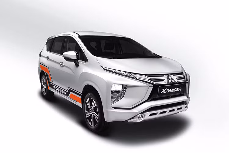 Mặc dù giá niêm yết không đổi, ưu đãi cho bản đặc biệt của Xpander là 50% lệ phí trước bạ tương đương 31 triệu đồng kèm phiếu đổ xăng trị giá 7 triệu đồng, còn với bản Xpander Cross đặc biệt là 50% trước bạ tương đương 33 triệu đồng.