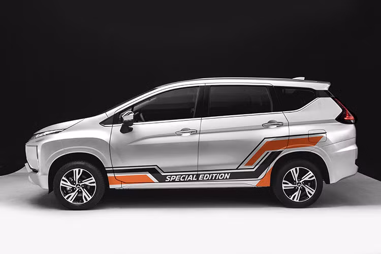 Bản đặc biệt của bộ đôi Mitsubishi Xpander 2022 đặc biệt lần này có thêm một vài thứ mới so với bản đặc biệt trước, như camera hành trình kỹ thuật số cho cả phía trước và sau, cùng bộ tem thể thao mới ở ngoài.