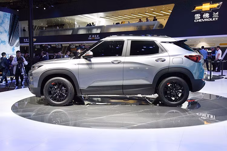 Chevrolet Trailblazer 2019 chính là phiên bản thương mại của mẫu concept FNR-CarryAll đã từng lần đầu tiên trình làng vào tháng 11 năm ngoái. Xe sở hữu chiều dài 4.411 mm, rộng 1.808 mm, cao 1.633 mm và chiều dài cơ sở 2.640 mm. Trong khi đó, Chevrolet FNR-CarryAll Concept có chiều dài 5.000 mm và chiều dài cơ sở lên đến 2.867 mm.