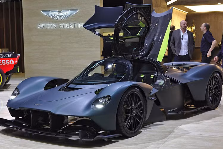 Theo nhiều dân chơi siêu xe - Messi chọn Koenigsegg Gemera vừa đủ chỗ cho 1 gia đình khi cần thiết nhưng số tiền vẫn còn dư để làm 1 cặp Pagani Huayra và Bugatti Chiron. Với mức quý đổi ra khoảng 89 tỷ đồng cho mức lương 1 tháng này có thể giúp Lionel Messi chọn du thuyền để chơi.