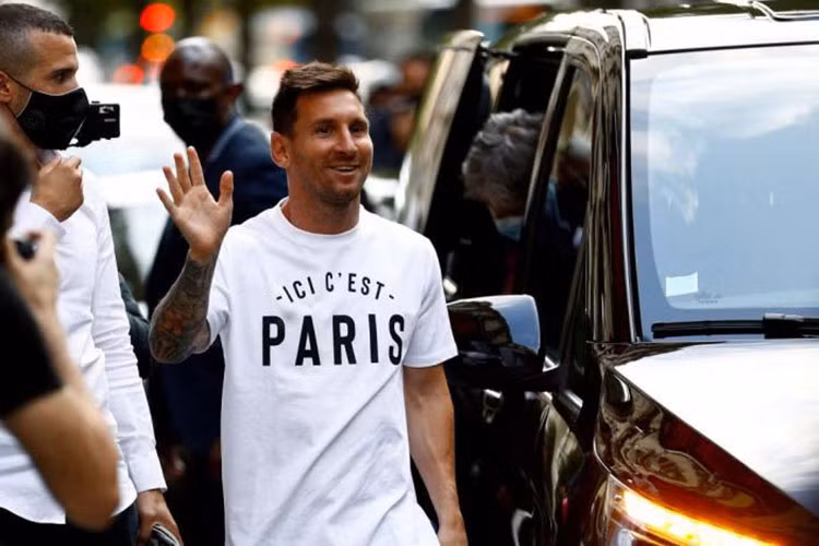 Lionel Messi đã rời khỏi đội bóng đầu đời sau hơn 2 thập kỷ gắn bó với lý do được tiết lộ là Barcelona không cân đối được tài chính theo quy định của La Liga. Thậm chí, trước khi Messi đến PSG - anh đã chấp nhận giảm 50% lương nhằm có thể thi đấu tiếp cho câu lạc bộ mình từng khởi nghiệp để mong kết thúc sự nghiệp tại đây một cách trọn vẹn.