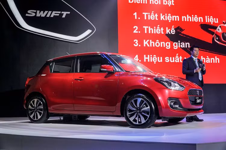 Swift mmới tại Việt Nam sẽ được chia thành 2 bản trang bị là GL tiêu chuẩn và GLX cao cấp. Giá Suzuki Swift 2018 tương ứng của 2 phiên bản GL và GLX là từ 499 triệu đồng và 549 triệu đồng, đã bao gồm VAT.