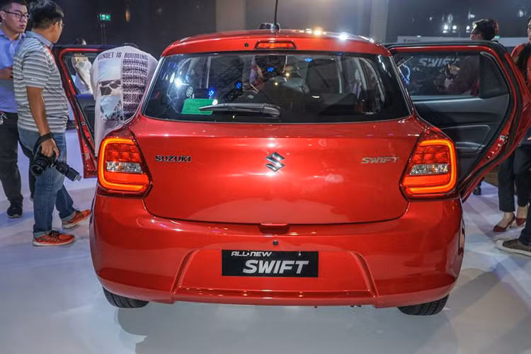 Suzuki Swift mới được trang bị đèn LED định vị ban ngày, đèn hậu LED, đèn pha Halogen truyền thống ở bản GL và đèn pha LED ở bản GLX.