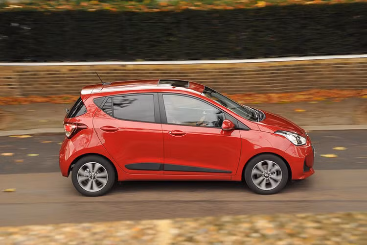 Trên i10 phiên bản 2017, Hyundai đã thiết kế lại hoàn toàn cản trước của chiếc xe. Trong đó, 2 hốc đèn sương mù của xe được lấy cảm hứng từ chiếc Elantra, trong khi lưới tản nhiệt của i10 nay đã được làm rộng hơn, đem tới cảm giác thể thao hơn và được tích hợp thêm 2 đèn chiếu sáng ban ngày LED.