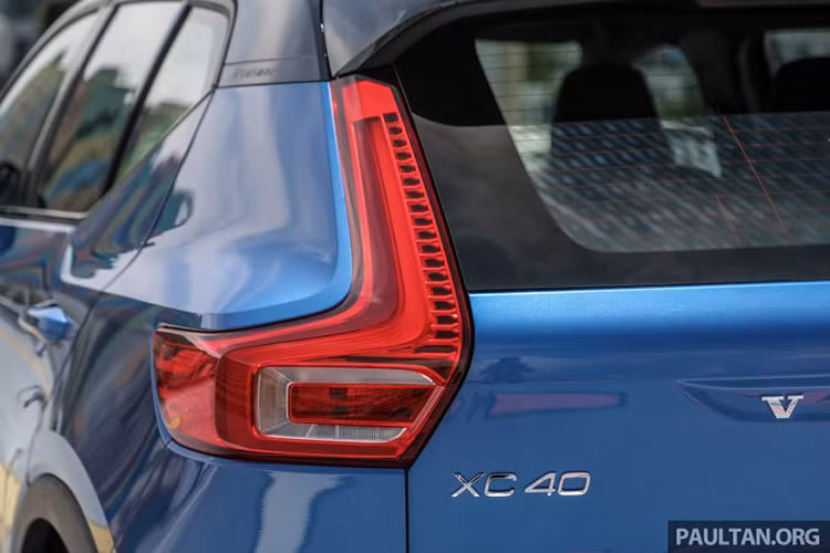 XC40 2019 mới cũng hãng xe ôtô Volvo trang bị hệ thống cụm ống xả đơn hình chữ nhật lắp đối xứng 2 bên. Cụm đèn hậu “kế thừa” từ người anh XC90 và gương chiếu hậu có thể chỉnh điện. 