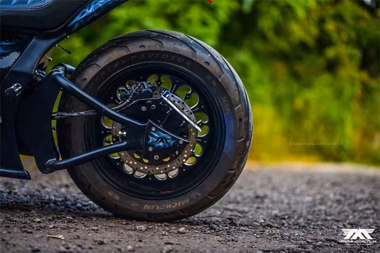 Xe sử dụng lốp xe Michelin Scorcher. Các đôi bánh hợp kim. Bộ truyền chuyển động sửa đổi dây cuaro cũng được thay cho xích nguyên bản, khung xe và gắp sau cũng được tùy chỉnh. phía trước sử dụng hệ thống treo Upside Down và phuộc đơn monoshock ở phía sau.