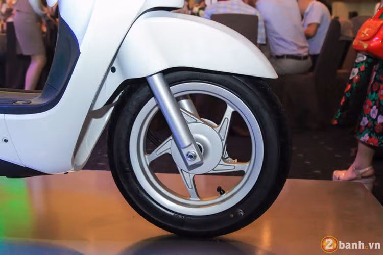 Like 50 được hãng xe máy Kymco thiết kế với tổng thể gồm; dài 1.845 mm, rộng 685 mm, cao 1.125 mm, trọng lượng thô ở mức 101 kg. Xe trang bị phanh tang trống cho cả hai bánh, vành đa chấu 12 inch.