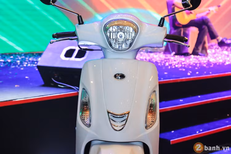 Ở phần đầu, hãng xe máy Kymco thiết kế cho xe cụm đèn pha nhỏ gọn với bóng Halogen. Mặt nạ trước tổng thể vuông nhưng lại được bo tròn ở các cạnh, tạo các đường gân cong, mềm mại cho chiếc xe dành cho Nữ giới. Xi nhan tách rời nằm ở dưới mặt nạ, vị trí trung tâm là khe hút gió.