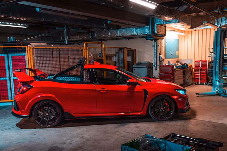 Thay vì nâng cấp sức mạnh, Honda Anh lại thực hiện một dự án độ Civic Type R với xu hướng tập trung vào sự thực dụng. Một nhóm chuyên gia đến từ ban kỹ thuật sản phẩm của nhà máy Honda ở Swindon, Anh, đã nỗ lực để tạo ra phiên bản bán tải Honda Civic Type R độc đáo.