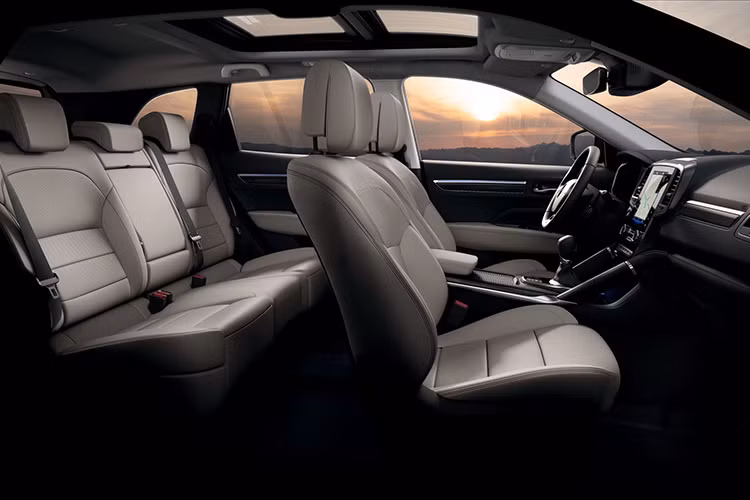 Trên mặt táp-lô của Koleos 2020 xuất hiện màn hình cảm ứng 8,7 inch của hệ thống thông tin giải trí R-Link 2, hỗ trợ ứng dụng Apple CarPlay và Android Auto. Ở bản cấp thấp hơn, mẫu crossover cỡ C này sẽ dùng hệ thống thông tin giải trí với màn hình 7 inch hỗ trợ Apple CarPlay.