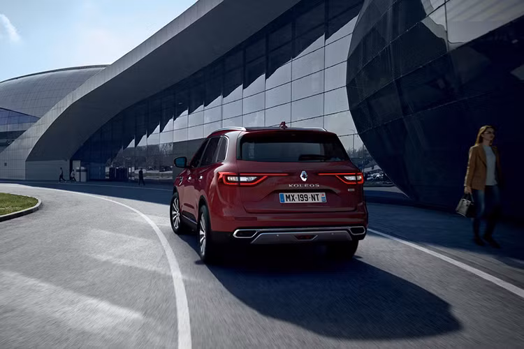 Về thiết kế, Renault Koleos bản nâng cấp 2020 được trang bị hệ thống đèn pha Pure Vision LED tiêu chuẩn. Bên cạnh đó là lưới tản nhiệt trước nổi bật hơn với những chi tiết mạ crôm tạo điểm nhấn, tấm ốp bảo vệ gầm cỡ lớn và chắn bùn cải tiến.
