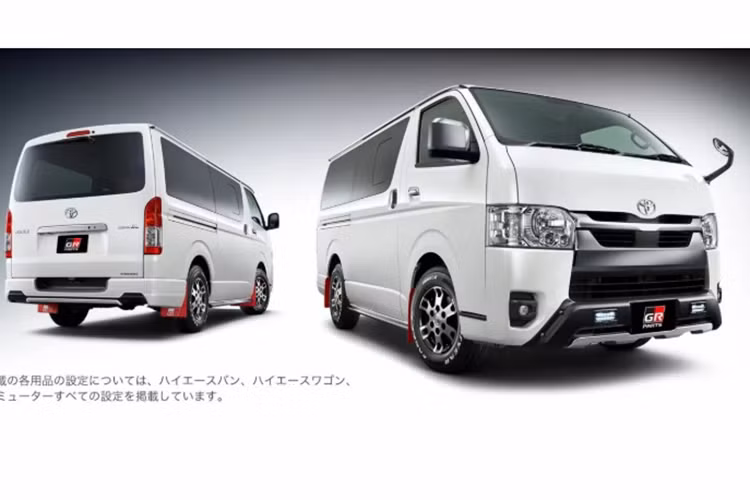  Toyota Hiace bản 16 chỗ vốn được biết đến là mẫu minibus chuyên dụng để chở khách hoặc hàng hóa. Nhưng mới đây, Toyota Gazoo Racing - bộ phận chuyên phát triển xe và phụ kiện thể thao của Toyota đã mang đến một làn gió mới cho mẫu xe này bằng gói độ độc đáo, giúp Hiace 2025 có thể chinh phục địa hình và mang đậm dấu ấn thể thao. 