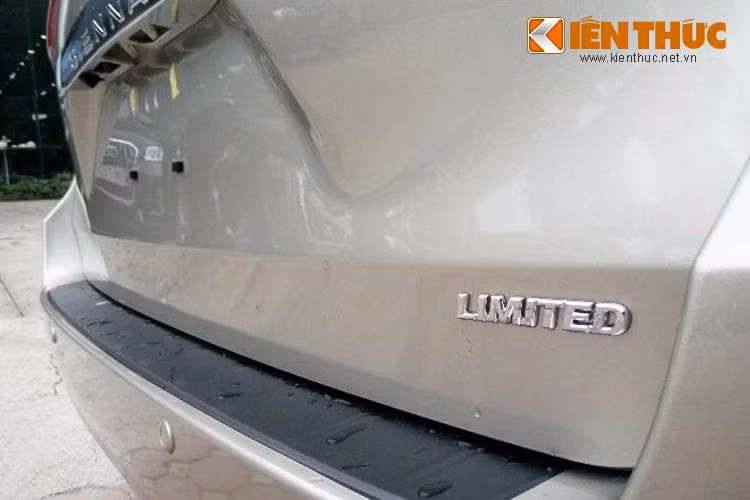 Mẫu xe được nhập khẩu xuất hiện tại một đại lý bán xe tư nhân tại Hà Nội là phiên bản Limited với logo hiện diện phía đuôi xe.