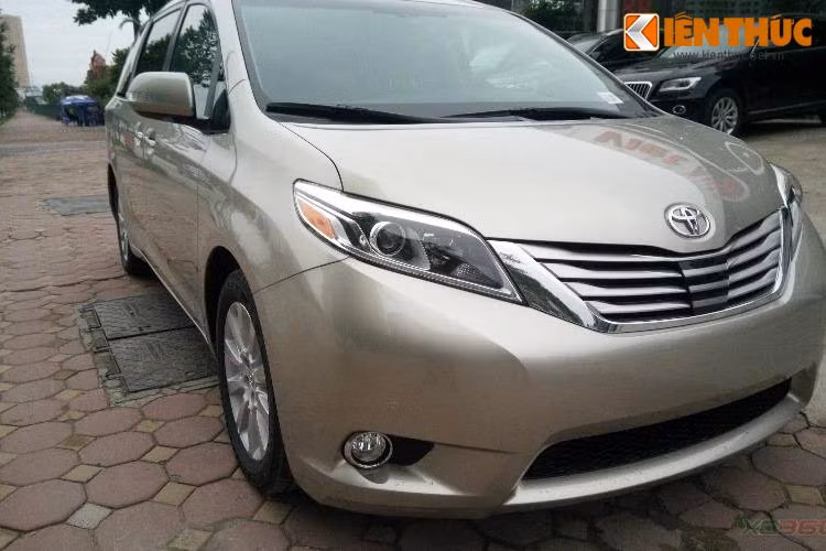 Toyota Sienna là dòng xe gia đình, bán ra thị trường lần đầu tiên từ năm 1998. Nó được xem là một trong những chiếc minivan bán chạy nhất tại Mỹ năm 2015. Phiên bản 2016 mới được một showroom tại Hà Nội nhập về là mẫu Toyota Sienna Limited thuộc thế hệ thứ 3.