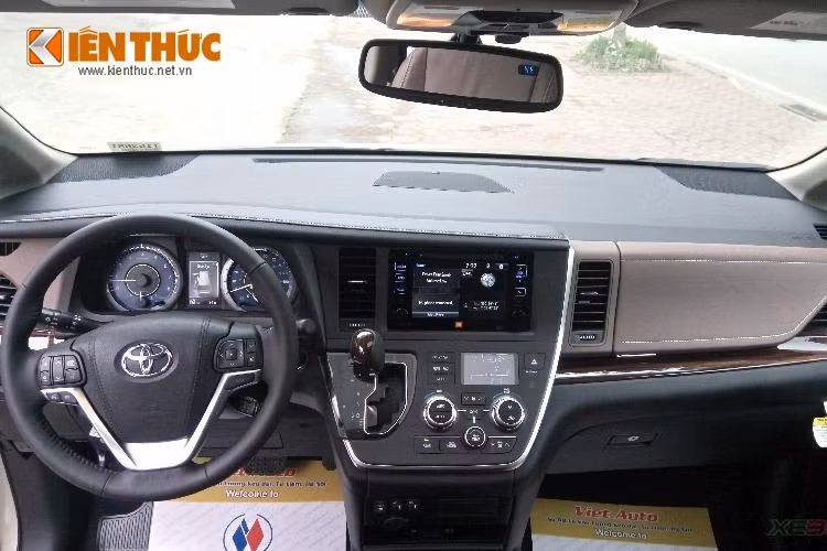 Chính giữa bảng điều khiển trung tâm được trang bị màn hình cảm ứng kích thước 6 inch, đây là trang bị tiêu chuẩn trên toàn bộ các phiên bản. Bên cạnh đó, Sienna còn được trang bị hệ thống âm thanh Entune của Toyota, với đầy đủ các kết nối.