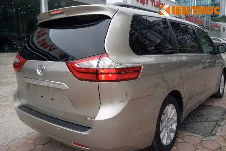 Mẫu MPV của Toyota sở hữu kích thước khá lớn với chiều dài 5.085 mm, rộng 1.986 mm và cao 1.750 mm. Trục cơ sở xe ở mức 3.030 mm. Trọng lượng của Sienna 2016 là 1.950 mm.