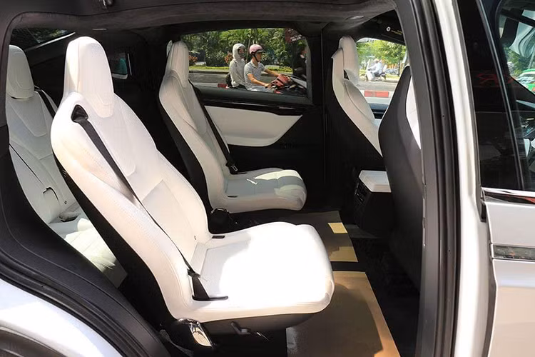 Chưa hết, hãng Tesla còn mang đến một tính năng ấn tượng khác cho chiếc SUV điện này mang tên gọi là Xmas. Khi được kích hoạt trên chìa khoá, đèn của chiếc Tesla Model X sẽ nhấp nháy trên nền nhạc, sau đó, cửa cánh chim ở 2 hàng ghế phía sau của Model X P100D sẽ tự động mở lên và "đập cánh".
