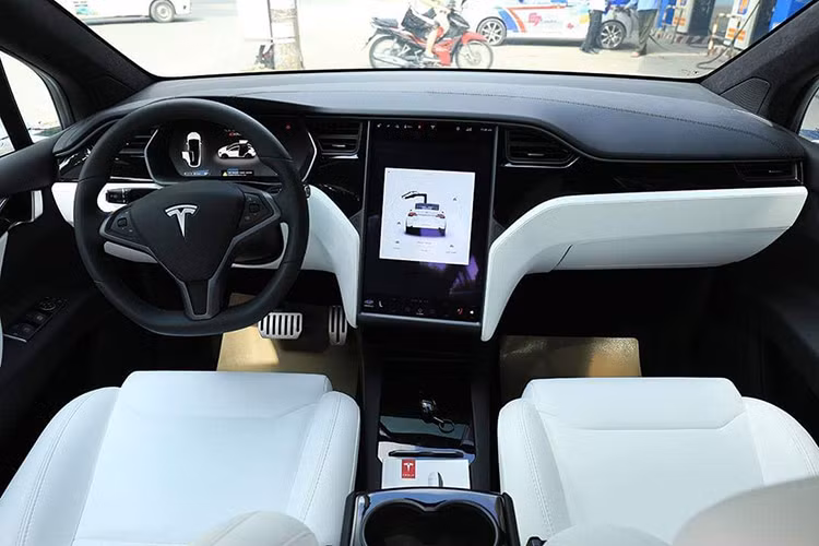 Xe có cửa hàng ghế trước mở ngang như thông thường, phía sau dạng Falcon Wing kiểu cánh chim. Quá trình mở thông minh giúp cửa có thể hoạt động ngay cả khi đỗ trong khu vực chật hẹp. Nội thất của Tesla Model được giản lược tối đa, với màn hình điều khiển 17 inch ở chính giữa. Vật liệu sử dụng đều thuộc hàng cao cấp như da lộn, carbon và nhôm.