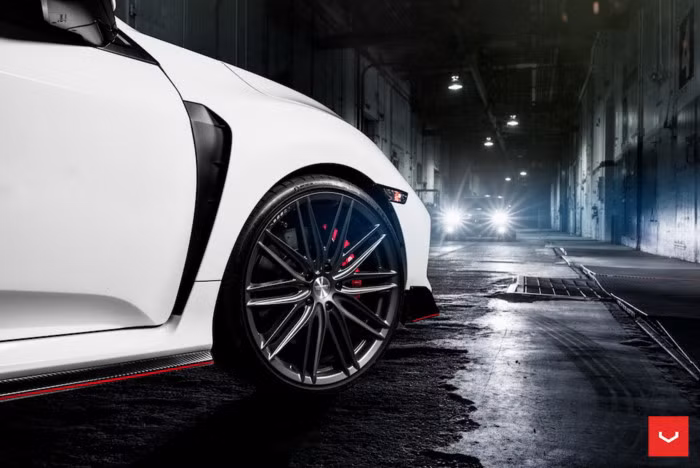 Khách hàng có thể lựa chọn 1 trong 2 màu sắc mâm là ánh bạc Silver Metallic và xám đậm Gloss Graphite. Trong 2 chiếc xe, chiếc Civic Type R với màu xám đậm đã được Vossen trang bị mâm VFS-10 với thiết kế 10 cánh đơn có màu xám bóng Gloss Graphite "ton-sur-ton" với sơn xe.