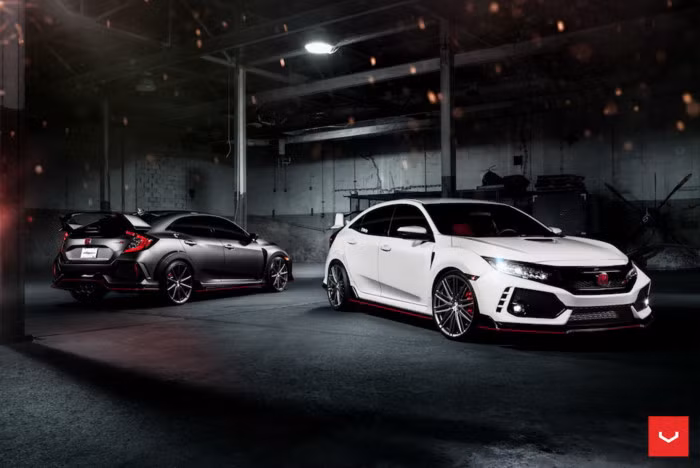 Phải tới thế hệ mới nhất với tên mã FK8 vừa qua, Honda Civic Type R mới lần đầu tiên được "quốc tế hóa" khi bán rộng rãi tại tất cả các châu lục trên Thế giới, bao gồm cả thị trường Mỹ. Với động cơ tăng áp 2.0l i-VTEC Turbo mạnh 306 mã lực cùng với các cải tiến ở hệ thống treo, tay lái... 