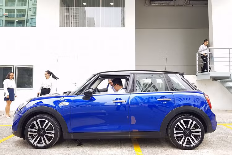 Tại Việt Nam, xe MINI mới sẽ có 3 màu sơn hoàn toàn mới, trong đó nổi bật là màu Cam Solaris. Ở mặt trước, thay đổi thiết kế đèn pha tròn đặc trưng trên MINI phiên bản nâng cấp giúp xe nhìn mạnh mẽ hơn.