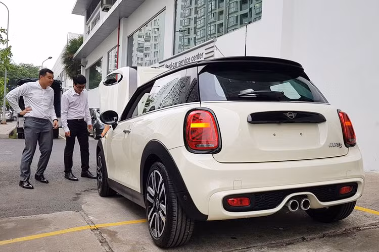 Xe tích hợp hệ thống MINI Connected bao gồm nhiều thông báo cần thiết như thông tin giao thông, kết nối 4G/LTE, hỗ trợ Apple CarPlay, và một số tính năng hỗ trợ cho điện thoại thông minh nhằm chỉ ra các tuyến đường hợp lý và thời gian khởi hành, dựa trên những gì hệ thống tìm được ở lịch trình hàng ngày... Ngoài ra, MINI phiên bản mới có trang bị sạc điện thoại không dây trong khoang lưu trữ tại tay vịn trung tâm.