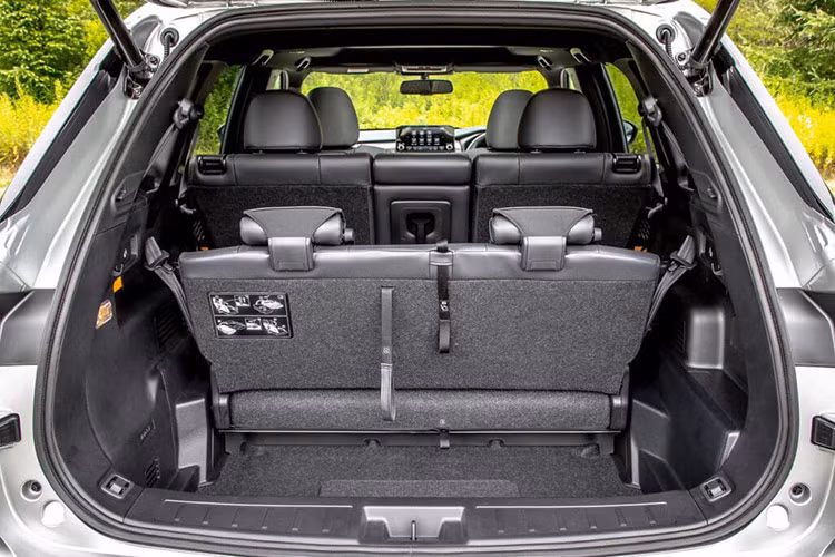 Outlander thế hệ mới sử dụng động cơ xăng 2.5L, sinh công suất 181 mã lực và mô-men xoắn 245 Nm. Kết nối với đó là hộp số tự động vô cấp CVT và tùy chọn hệ dẫn động hai bánh hoặc bốn bánh toàn thời gian Super All-Wheel Control 4WD. Xe có 5 chế độ địa hình, bao gồm Normal, Tarmac, Gravel, Snow và Mud.