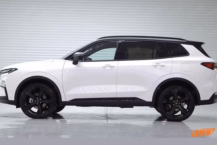 Những hình ảnh cũng như thông tin đầu tiên của mẫu xe SUV Ford Equator Sport phiên bản đặc biệt đã được đăng lên trang web của Bộ Công nghiệp và Công nghệ Thông tin Trung Quốc. Qua đó, có thể thấy xe được bổ sung hàng loạt chi tiết ngoại thất màu đen.
