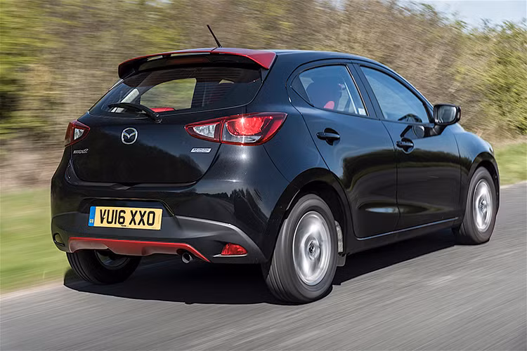 Tất cả những thay đổi trên phiên bản đặc biệt Mazda2 Red Edition chỉ mang tính chất thẩm mỹ. Ngoại thất có 2 sự lựa chọn màu sơn kim loại là Trắng tuyết Pearlescent hoặc Đen Mica. 