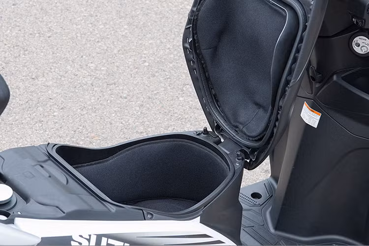 Không giống như nhiều mẫu xe tay ga mới hiện nay, Suzuki Address 110 vẫn sở hữu bình nhiên liệu dưới cốp xe theo phong cách cũ. Hộc đựng đồ dưới yên 20,6 lít, để vừa một mũ bảo hiểm và tư trang cá nhân...
