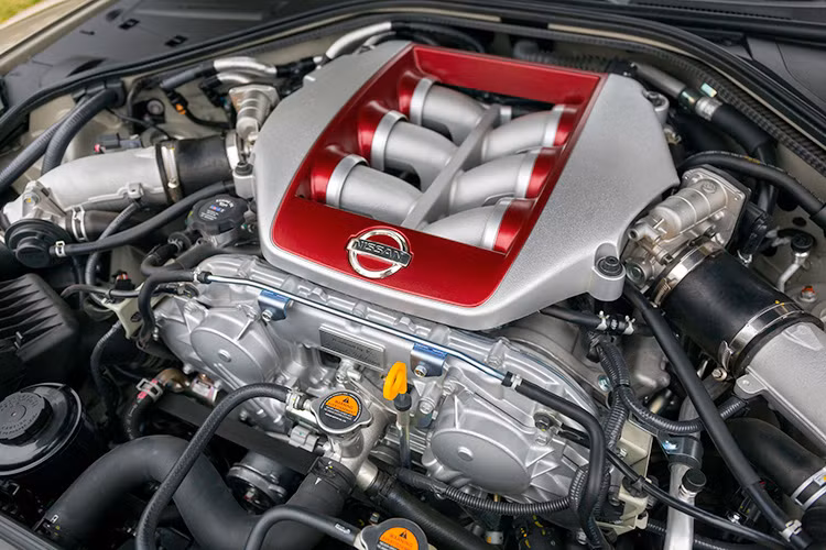 Động cơ trên GT-R 2016 Gold Edition vẫn là loại 3,8 lít V6 turbin tăng áp kép công suất 542 mã lực và mô-men xoắn cực đại 627 Nm.