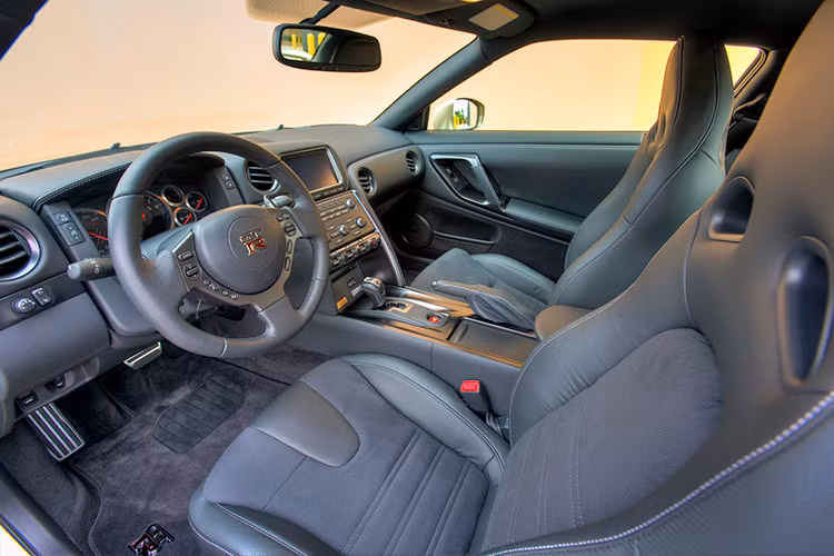 Xe sở hữu nội thất sang trọng với dàn ghế thể thao Recaro, màu nội thất hai tông khác biệt.
