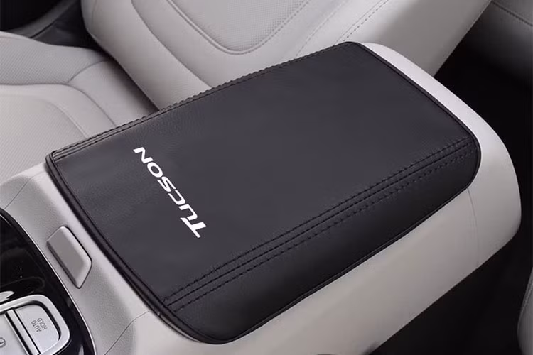Bên cạnh Platinum Package, Hyundai Tucson 2023 còn được bổ sung gói phụ kiện ngoại thất mang tên Adventure. Gói phụ kiện này lấy cảm hứng từ chiếc xe Hyundai Tucson Beast dùng trong bộ phim Thợ Săn Cổ Vật (Uncharted). Gói Adventure bao gồm những phụ kiện ngoại thất màu đen như cản trước, ốp cua lốp, nẹp trên cửa, tấm ốp gầm phía sau, bộ vành hợp kim 19 inch và bệ bước chân riêng. Gói Adventure này chỉ được áp dụng cho bản Inspiration.