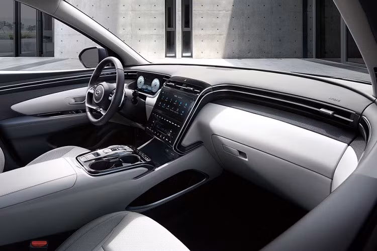 Chưa hết, Hyundai còn bổ sung màn hình thông tin giải trí 8 inch, nút bấm khởi động máy, tính năng mở cửa không cần chìa khóa và camera lùi cho bản Modern tiêu chuẩn. Trong khi đó, bản Premium có thêm màn hình thông tin giải trí 10,25 inch, hệ thống kết nối Blue Link, tính năng sấy kính tự động, cần gạt nước tự động và hệ thống điều hòa tự động 2 vùng.