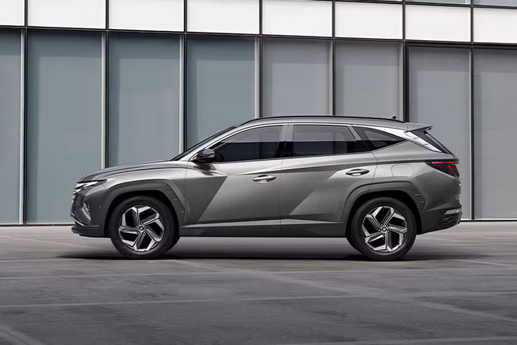 Theo nhà sản xuất ôtô Hàn Quốc, chất lượng của Hyundai Tucson 2023 nâng cấp đã được cải thiện nhờ áp dụng những thông số theo thị hiếu của người dùng. Cụ thể, hãng Hyundai đã trang bị hệ thống hỗ trợ giới hạn tốc độ thông minh (Intelligent Speed Limit Assist) và vô lăng rung để cảnh báo cho mọi phiên bản của dòng Tucson 2023.