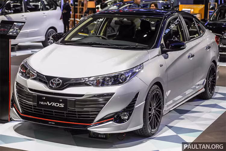 Hãng xe hơi Nhật Bản đã chính thức trưng bày mẫu Toyota Vios 2018 TRD tại triển lãm ôtô Indonesia. Xe được nâng cấp và thay đổi một số điểm nhấn như mui xe sơn màu đen và tem dán TRD ở dưới góc cửa sau. Tất nhiên sẽ không thể thiếu bộ bodylip được ốp thêm giúp gầm xe hạ thấp hơn, tăng kiểu dáng khí động học.
