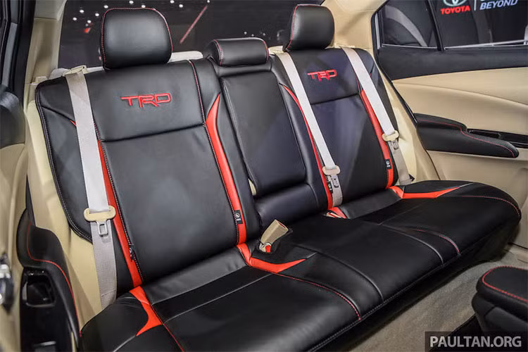 Hàng ghế sau của Toyota Vios TRD cũng được độ lại thể thao hơn, các chi tiết khác cũng mang phong cách cá tính hơn phiên bản thường. Các tính năng giải trí và công nghệ, an toàn trên xe không khác nhiều so với phiên bản thường vừa mới ra mắt tại thị trường Việt Nam.