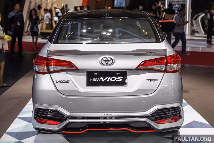Phiên thể thao TRD của mẫu xe này vẫn sở hữu kích thước dài x rộng x cao lần lượt là 4.425 x 1.730 x 1.475 mm, dài hơn 15 mm, rộng hơn 30 mm và thấp hơn 1mm, chiều dài cơ sở giữ nguyên ở mức 2.550 mm. Khoảng sáng gầm 133 mm, và dung tích bình xăng 42 lít.