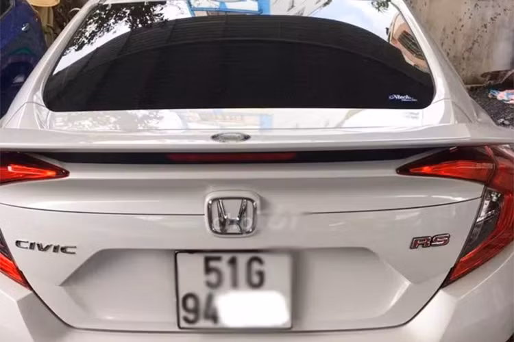 Hiện chưa rõ lý do khiến chủ nhân quyết định rao bán Civic RS khi còn rất mới như vậy. Về Chiếc Honda Civic RS giá rẻ này, cái tên “RS” đứng bên cạnh Civic là chữ viết tắt của từ Road Sailing mà Honda đặt cho chiếc sedan hạng C của mình, so với hai phiên bản còn lại, Civic RS mang phong cách thiết kế thể thao nổi bật hơn và nó là một trong những lựa chọn thể thao nhất trong phân khúc ở thời điểm hiện tại.