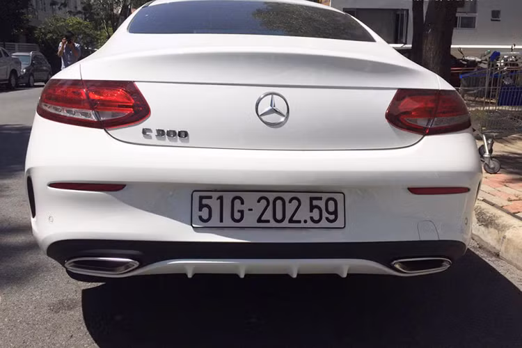  Dựa trên triết lý Sensual Purity như những mẫu Mercedes-Benz mới, phần đuôi của xe được trang bị cụm đèn hậu lấy cảm hứng thiết kế từ thiết kế của dòng S-Class Coupe, cản sau mang phong cách của dòng AMG, cặp ống xả đối xứng hai bên, viền mạ crôm sáng.