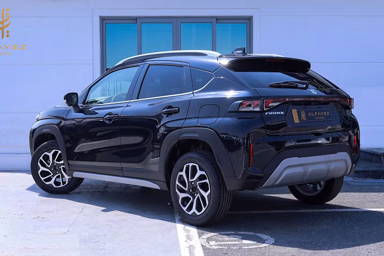 Suzuki Fronx trên thực tế được phát triển từ xe hatchback cỡ nhỏ Baleno. Fronx cũng là mẫu SUV lai Coupe đầu tiên của Suzuki ở thị trường Ấn Độ. Về ngoại hình, Suzuki Fronx có kích thước khá nhỏ, bao gồm chiều dài 3.995 mm, chiều rộng 1.550 mm, chiều cao 1.765 mm và chiều dài cơ sở 2.520 mm.
