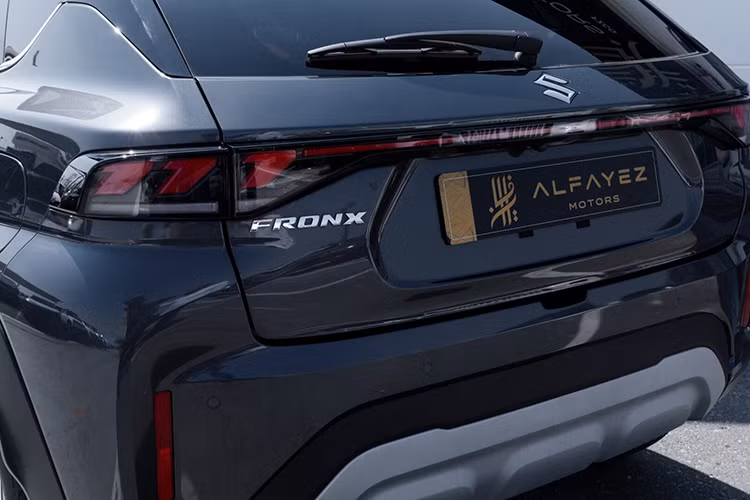 Ngoài ra, Suzuki Fronx còn có nẹp màu bạc bên dưới cản trước, cản sau và bệ cửa, tăng vẻ hầm hố cho mẫu SUV lai Coupe cỡ nhỏ này. Thêm vào đó là vành hợp kim với đường kính 17 inch, có thiết kế 5 chấu kép và phay xước 2 màu.