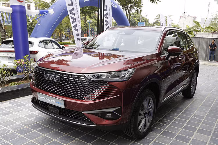 Lần đầu tham gia cuộc đua giảm giá, "tân binh" Haval H6 HEV cũng giảm giá từ 1,096 tỷ đồng xuống còn 976 triệu đồng, tương đương mức giảm 120 triệu đồng (100% lệ phí trước bạ). Ngoài ra khách mua xe Haval H6 còn nhận được quà tặng phụ kiện trị giá 30 triệu đồng và ưu đãi dịch vụ trị giá 50 triệu đồng.